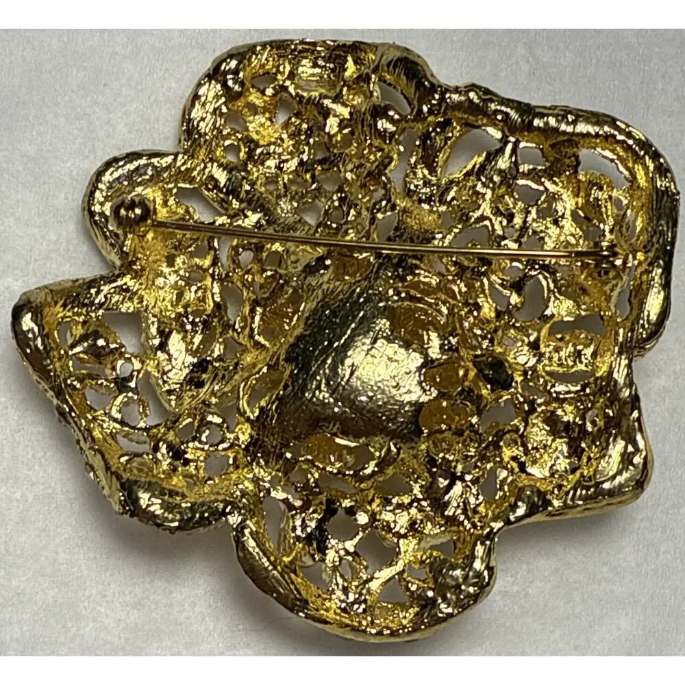 Vintage Gold Tone‎ and Rhinestone Detailed Brooch PB146